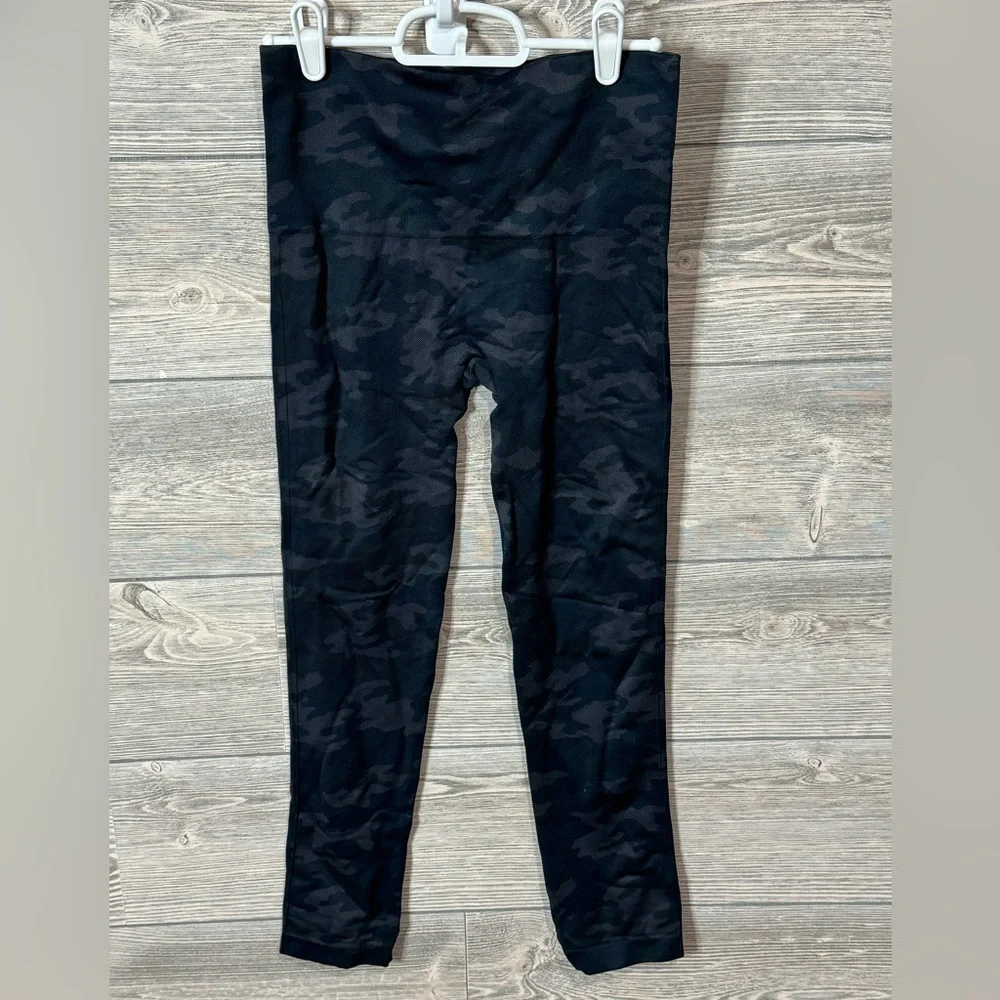 SPANX Seemless Leggings for Tummy Control Black Camo Size Medium New-No Tags - Picture 5 of 8